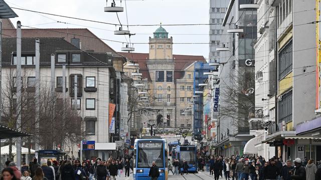 Kriminalität: 20-Jähriger tritt Tram-Kontrolleur zwischen die Beine