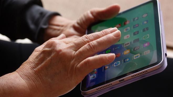 Digitale Teilhabe: Die Stadt Frankfurt unterstützt die Anschaffung von Tablet, Smartphone und Co. für Ältere mit weniger Geld. (Symbolbild)