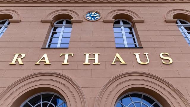 Finanzkrise in Schwerin: Millionenlöcher in Schwerins Etat - Ruf nach Hilfe