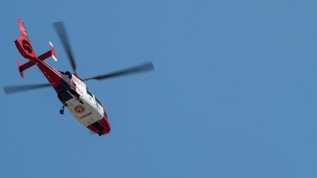 Rettungshubschrauber: Achtjähriger überrollt einjährigen Bruder mit Radlader