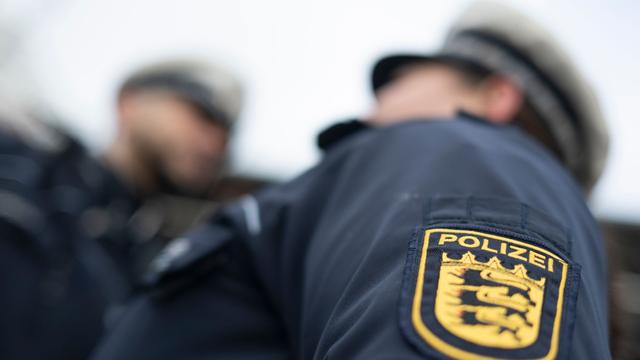 Sperrung: Autobrand auf A5: Polizei sucht im Wald nach Fahrer