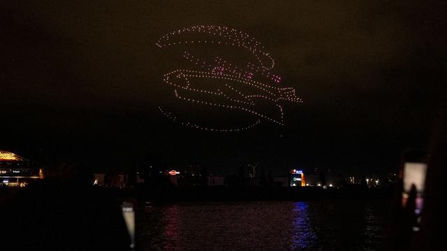 Drohnenshow im Hafen: Leuchtendes Fischbrötchen über Hamburg
