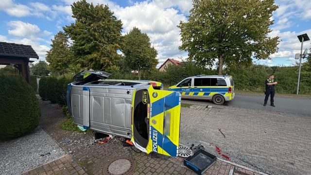 Kreis Lippe: Polizeiwagen fährt auf dem Weg zum Einsatz gegen Baum