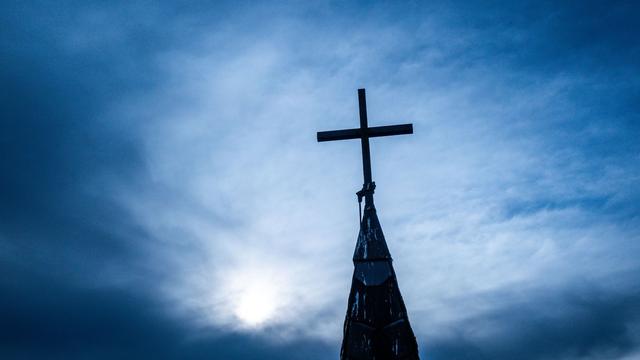 Ermittlungen: Pornografische Inhalte? Kirchen-Mitarbeiter unter Verdacht