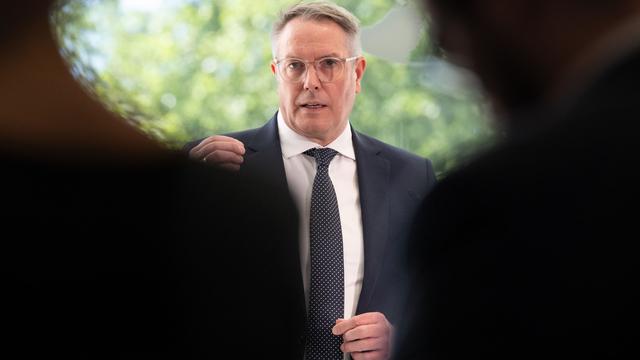 Debatte um Kanzler: Schweitzer zweifelt an Rückendeckung für Merz