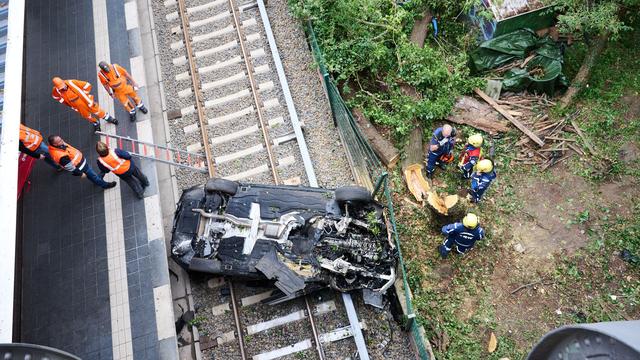 Bösebrücke in Berlin: Auto stürzt auf S-Bahn-Gleise - Strecke wieder frei
