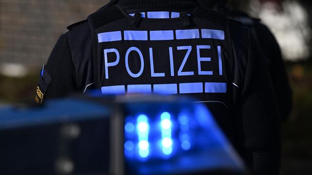Gewalt: Polizistin mit Parfümflasche angegriffen - Zahn bricht ab