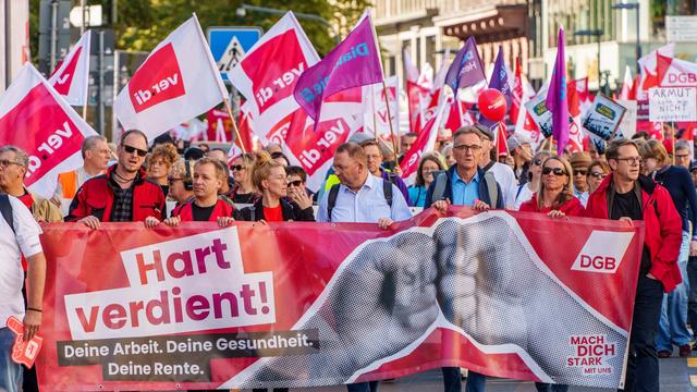 Bundesweiter Aktionstag: Tausende demonstrieren in Frankfurt gegen Sozialabbau