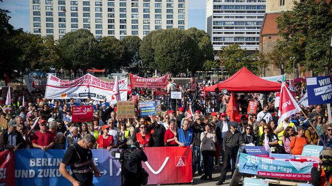 Gewerkschaften: Mit einer Demonstration protestieren Gewerkschaften und Verbände gegen Kürzungen beim Sozialstaat.