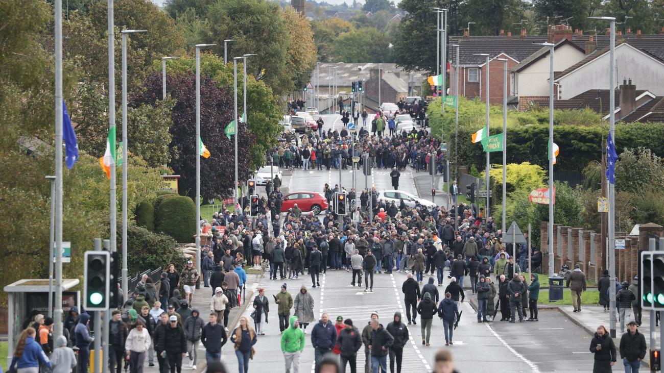 Konflikte: Gegner blockieren umstrittene Oranier-Parade in Nordirland