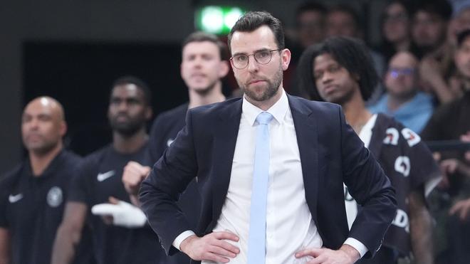 Basketball:  Towers-Trainer Benka Barloschky  steht enttäuscht am Spielfeldrand. (Archivbild)