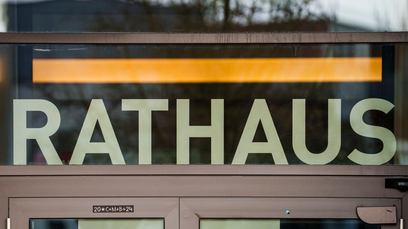 Bürgerentscheid: Raunheimer Bürgermeister Rendel bleibt im Amt