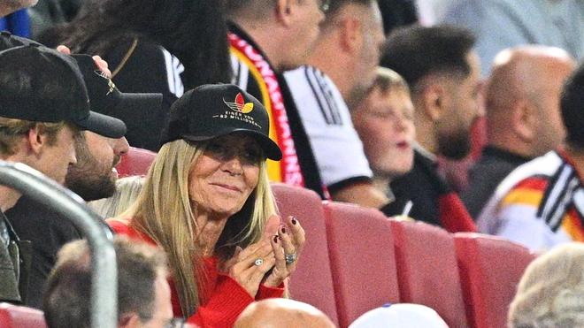 Fußball-Nationalmannschaft: Familiäre Unterstützung für den neuen Bundestrainer: Ehefrau Ulla Klopp und sein Sohn Marc Klopp saßen beim ersten Heimspiel gegen Griechenland in Augsburg auf der Tribüne.