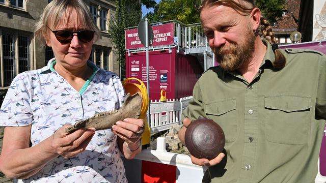 Ausgrabung auf Parkplatz: Warum Archäologen auf Toiletten-Funde hoffen