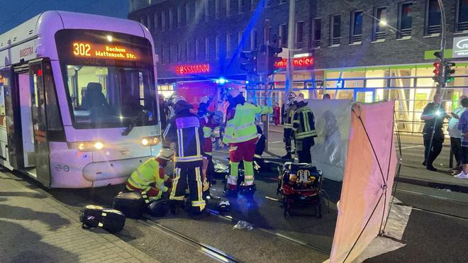 Unfall in der Stadt: Rettungskräfte sind am Unfallort im Einsatz.