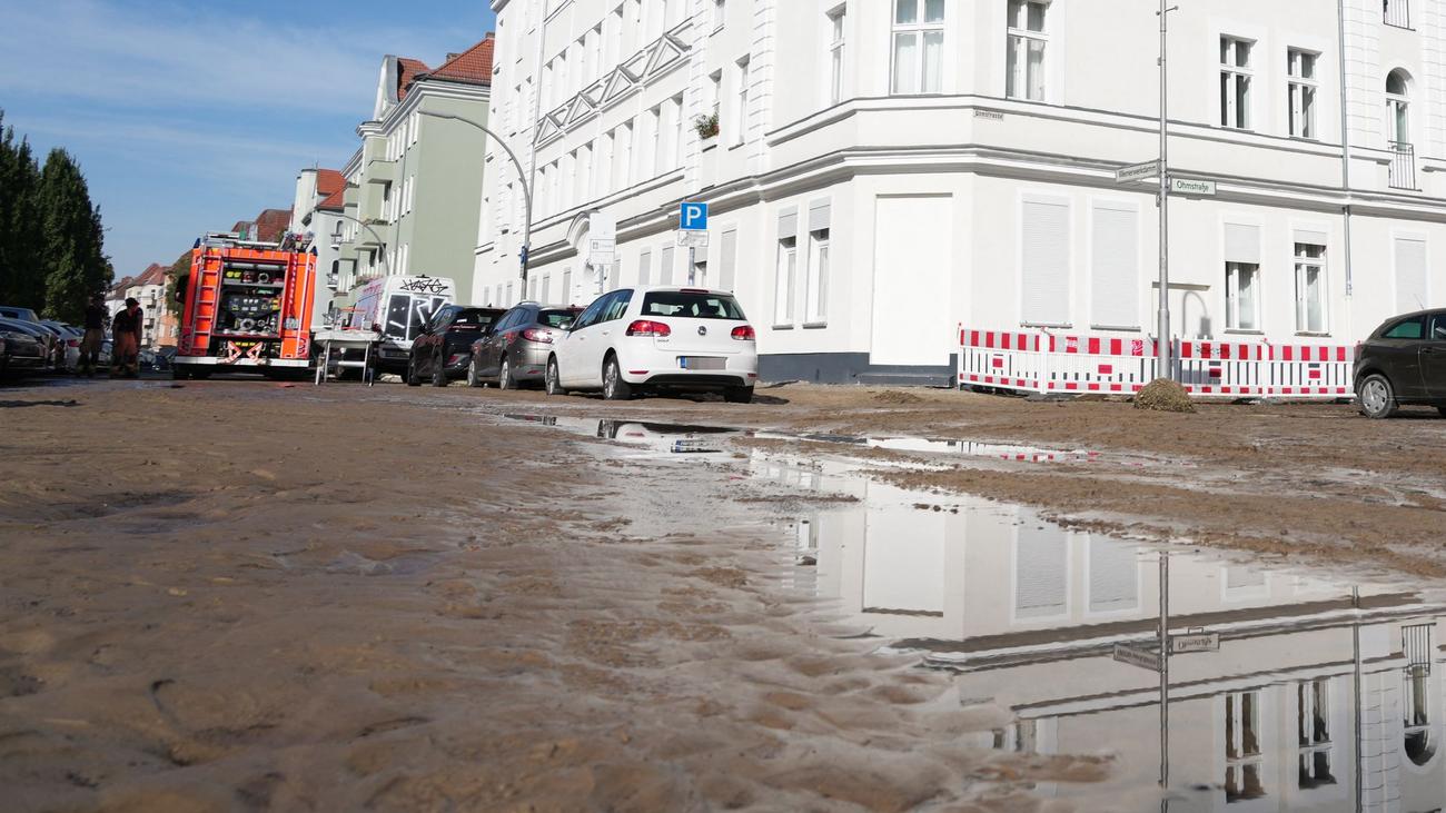 1.200 Anwohner betroffen: Volle Keller und kein Strom nach Rohrbruch in Spandau