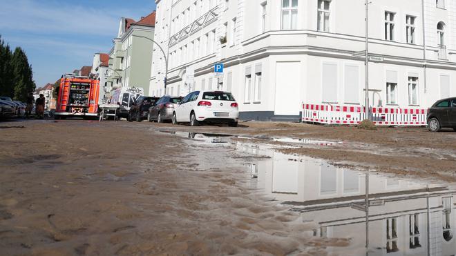  Die Leitung konnte laut Feuerwehr erst nach Stunden geschlossen werden.