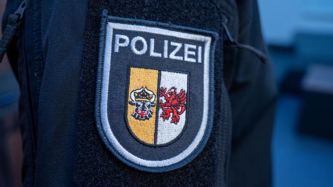  Die Polizei sucht noch nach dem Täter, der einen 90-Jährigen in Neustrelitz beraubt hat. (Symbolbild)