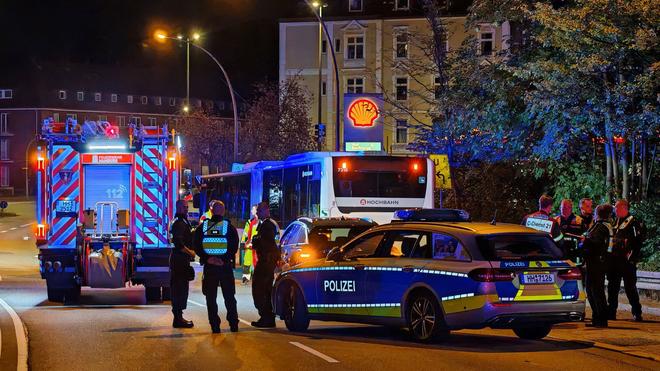 Unfall: Polizei und Feuerwehr waren bei einem tödlichen Unfall in Hamburg im Einsatz.