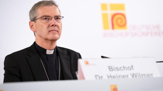  Der Vorsitzende der Bischofskonferenz, Heiner Wilmer, verweist auf Menschenwürde, Nächstenliebe und demokratische Kultur als Antwort der Kirche.