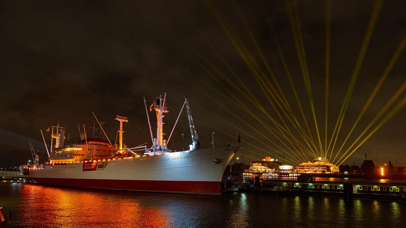 Lichtkunst: Hafen in goldenem Licht - «König der Löwen» feiert Jubiläum