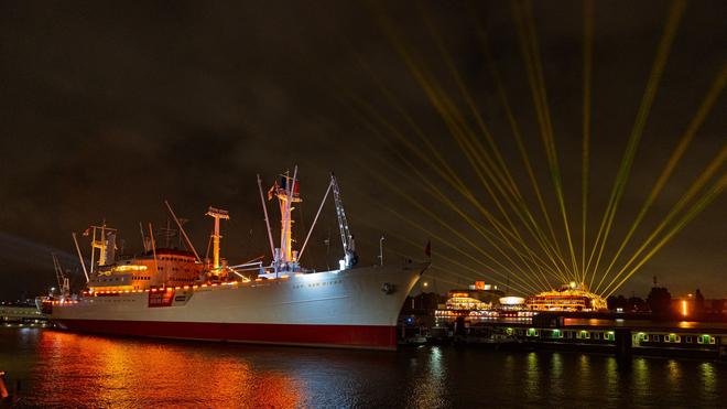  Der Hafen in goldenem Licht.