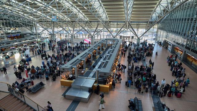 Gepäckaufgabe: Hamburg Airport baut 22 neue Hybrid-Check-in-Schalter