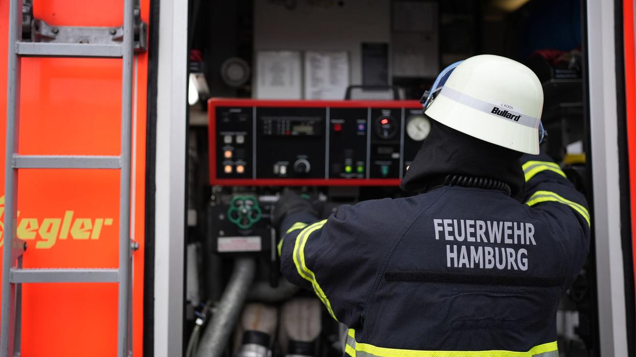 Feuerwehreinsatz: Risse im Gemäuer: Haus in St. Georg laut Bezirksamt sicher