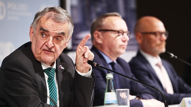 Kriminalität: Innenminister Herbert Reul (CDU) spricht von einem riesigen Schlag gegen ein kriminelles Netzwerk