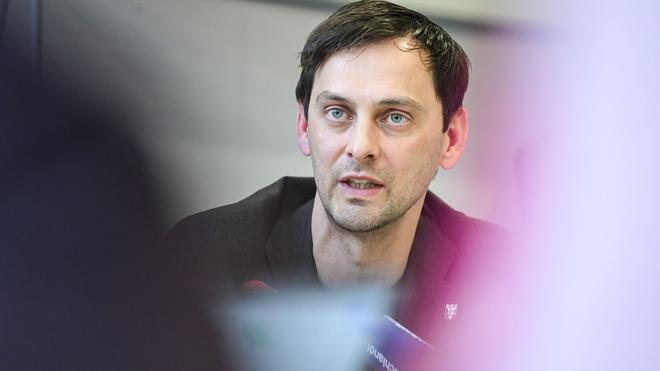  Der Bezirksbürgermeister von Neukölln Martin Hikel fordert ein Mitgliedervotum der SPD vor Aufnahme von Koalitionsverhandlungen mit der Linken. (Achivbild)