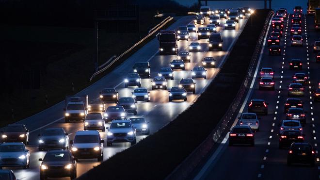 Berufsverkehr: Die Polizei rechnet mit Beeinträchtigungen für den Berufsverkehr auf der A81. (Symbolbild)