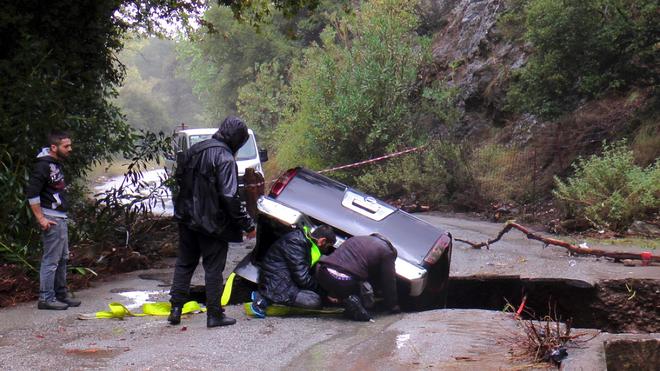  Auf Kreta führen Unwetter zu Überschwemmungen und Straßenschäden.