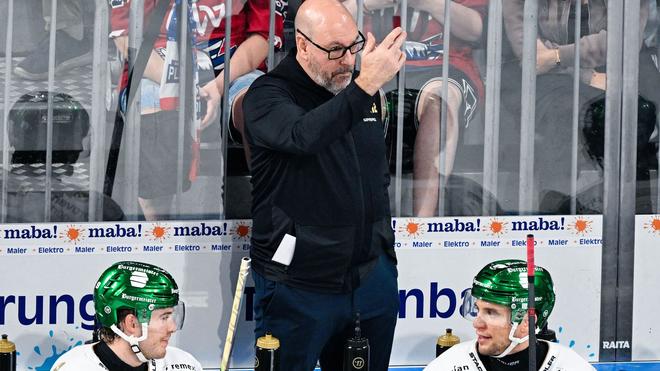  Cheftrainer Éric Dubois feierte mit den Eisbären Berlin den dritten Sieg in Folge. (Archivbild)