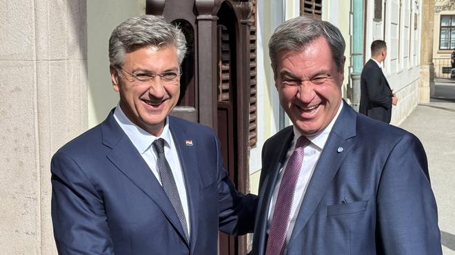 Ministerpräsident in Kroatien: Bayerns Regierungschef Söder (rechts) traf in Kroatien Premier Andrej Plenkovic.