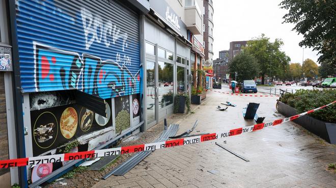  Unbekannte haben in Hamburg einen Juwelier ausgeraubt. Vorher sind sie wohl mit einem SUV gegen die Schaufensterscheibe gefahren.