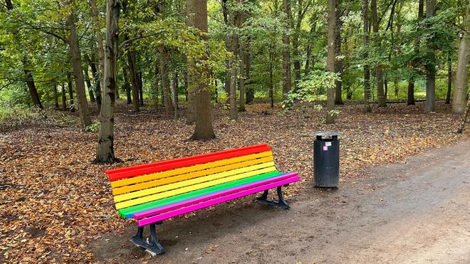 Gedenkstätte für Terroropfer: Die Regenbogenbank ist eine Gedenkstätte im Berliner Tiergarten. Seit ihrer Aufstellung Anfang August wurde sie mehrfach beschädigt. (Archivbild)