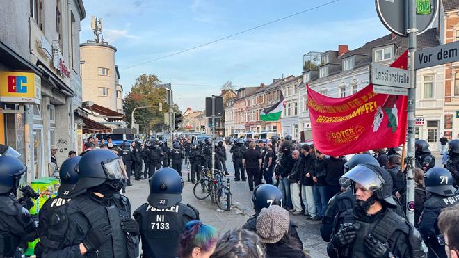  Die Polizei stoppte die Kundgebung, als eine Deutschlandflagge verbrannt wurde.