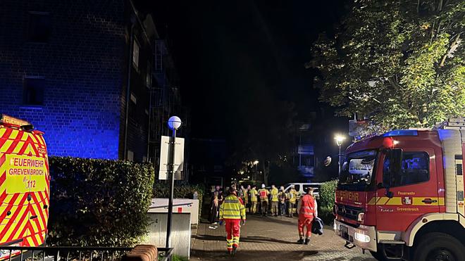  Bei einem Küchenbrand in Grevenbroich sind fünf Personen verletzt worden.