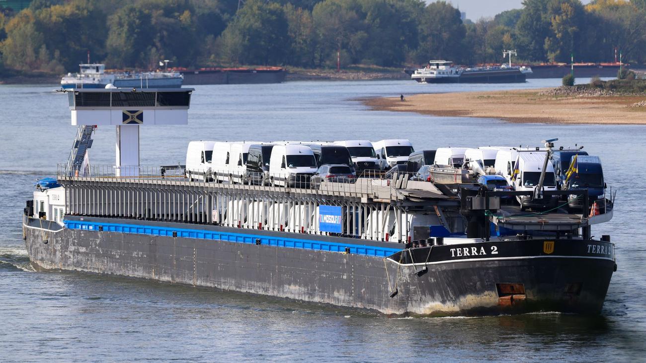Niedrigwasser: Nach Sandbank-Malheur: Frachtschiff schafft es auf den Rhein