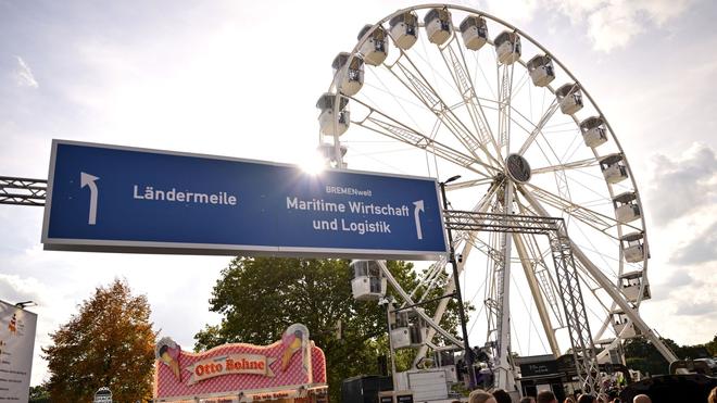  Hunderttausende Menschen feiern ausgelassen in Bremen.
