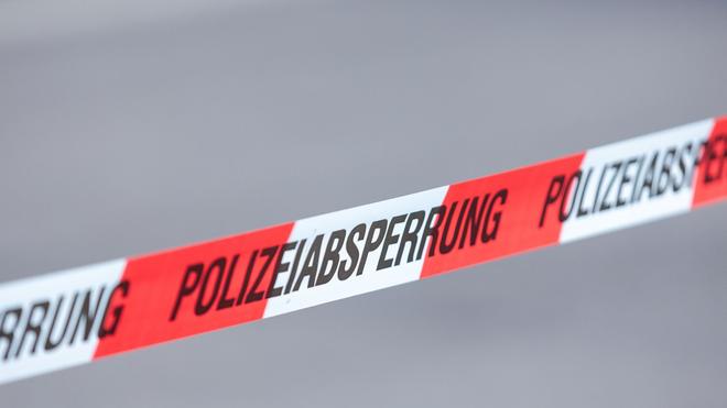 Notfälle: Die Polizei ermittelt, wie es zum Sturz aus dem dritten Obergeschoss kommen konnte. (Symbolbild)