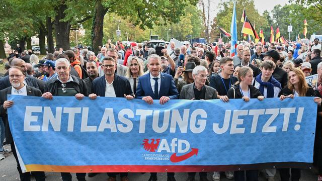 Kundgebung in Fürstenwalde: AfD-Anhänger gehen mit Höcke am Einheitstag auf die Straße
