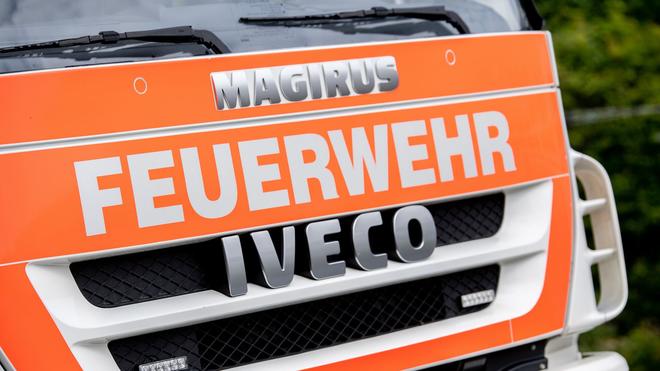 Einsatz in Klinik: Mit Atemschutzgeräten betreten die Feuerwehrleute das Patientenzimmer. (Symbolbild)