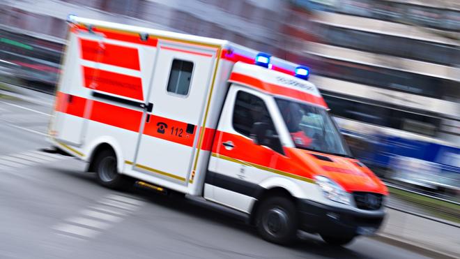 Passanten finden Mann: Sanitäter können nur noch den Tod des Mannes feststellen. (Symbolbild)