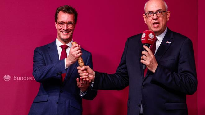  Nordrhein-Westfalens Ministerpräsident Hendrik Wüst (CDU) nahm den Staffelstab zur Bundesratspräsidentschaft von Bremens Regierungschef Andreas Bovenschulte (SPD) entgegen.