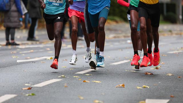 Marathon: Streckenrekord und kenianische Siege beim Köln-Marathon