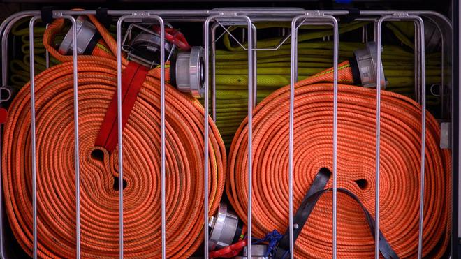 Erzgebirgskreis: Die Feuerwehr ist weiter im Einsatz, um die Flammen einzudämmen. (Symbolbild)
