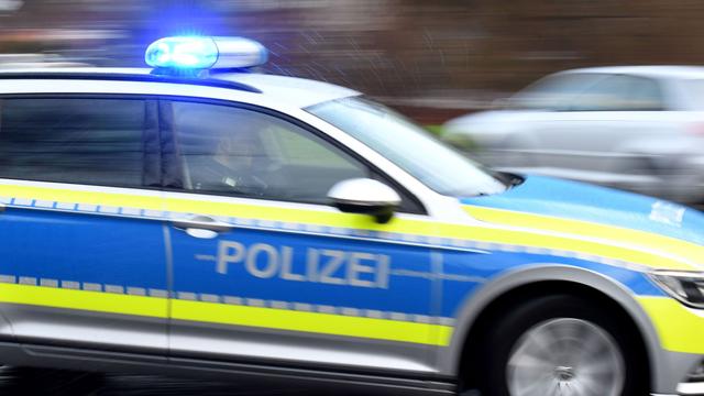 Ermittlungen der Polizei: Explosion beschädigt Auffahrt und Häuser in Husum