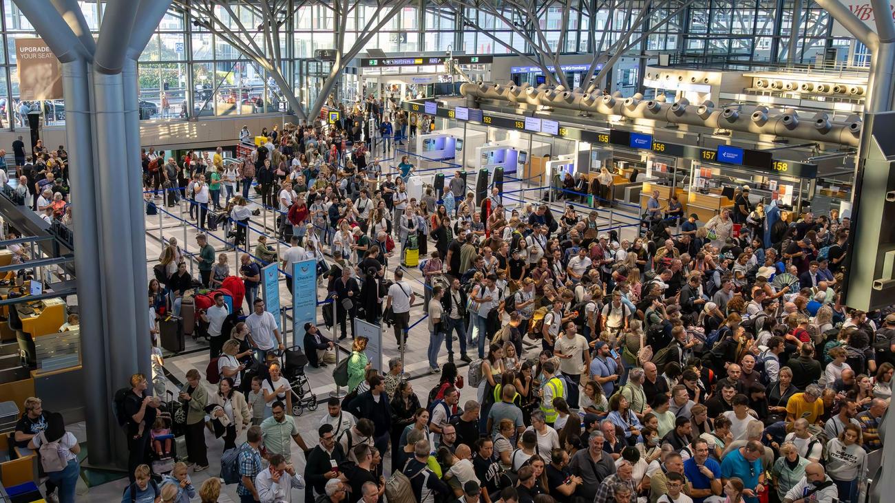 Polizeieinsatz: Bombendrohung am Flughafen behindert Tausende Reisende