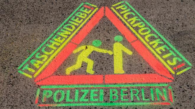 Kriminalität: In Berlin und Brandenburg informiert die Polizei zu Taschendiebstählen.